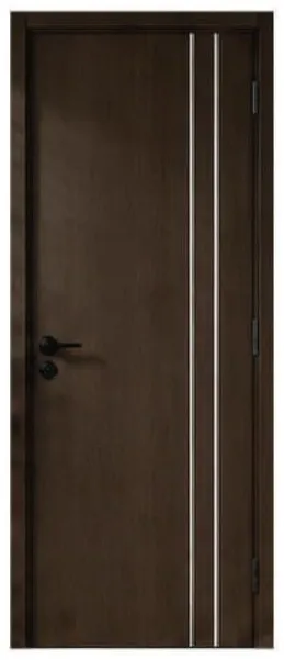 Cửa màu nâu đậm với hai đường chỉ dọc màu sáng