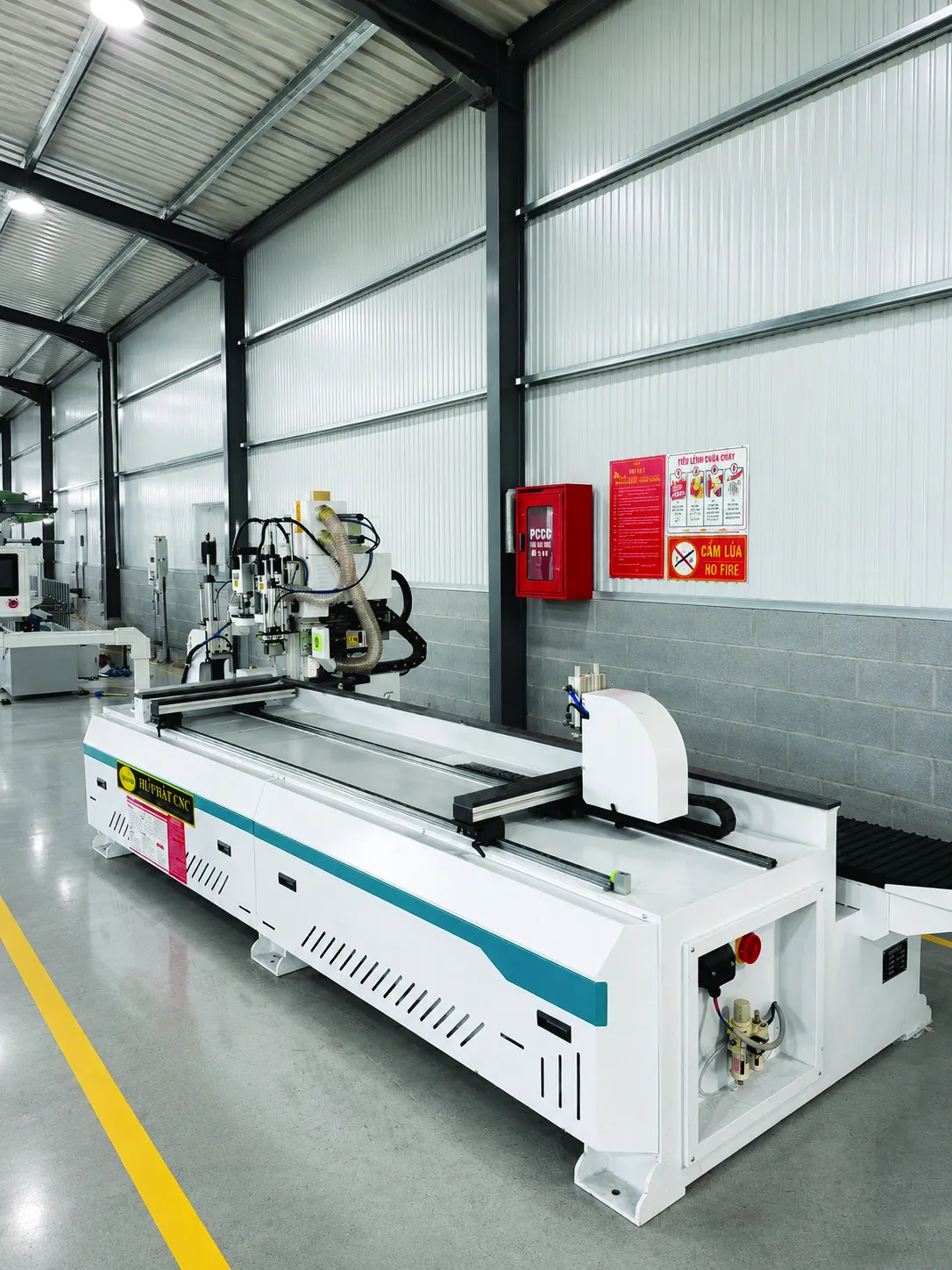 Máy gia công màu trắng với bàn cắt trong nhà xưởng